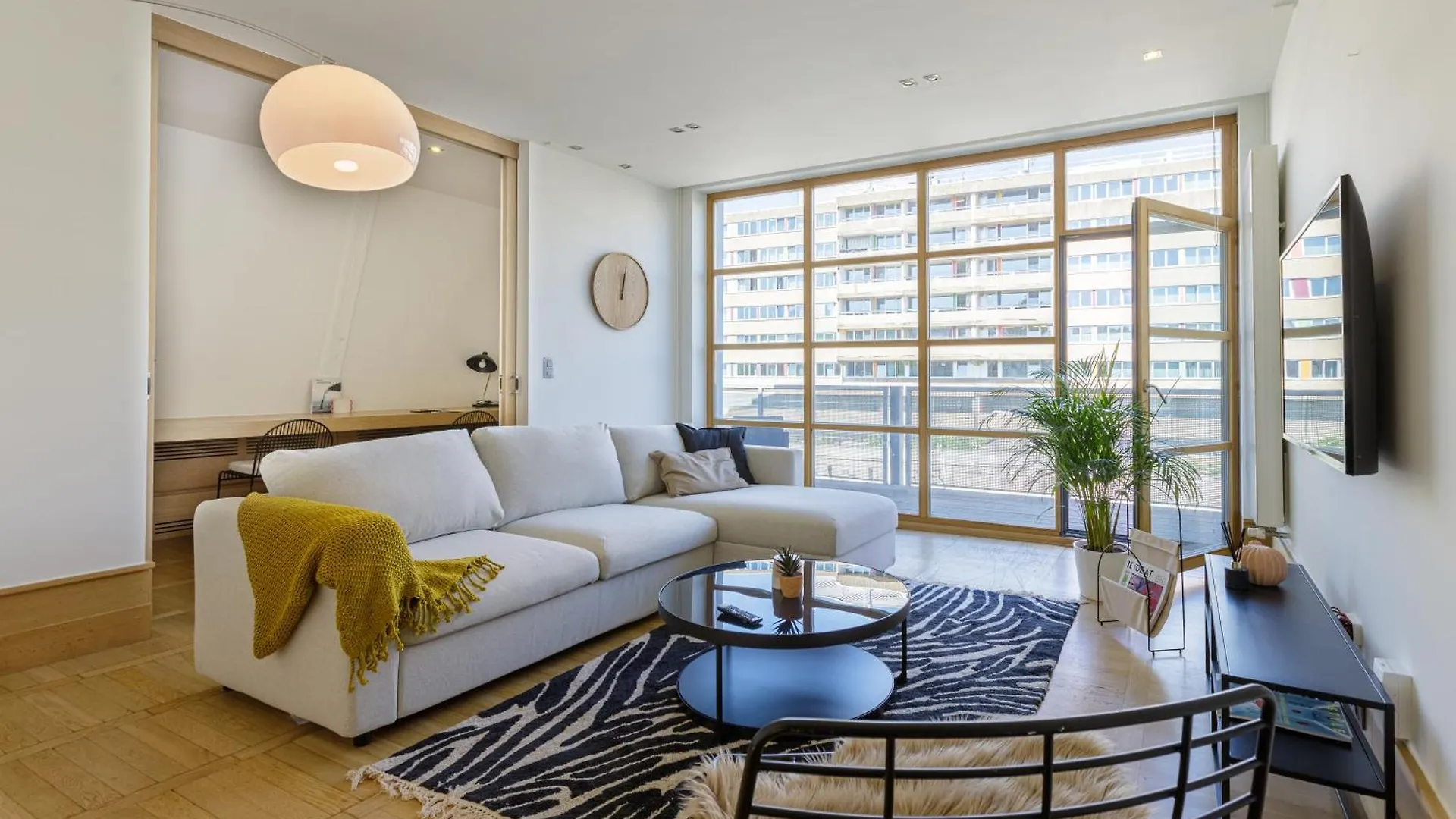 Couronne Apartments contacts